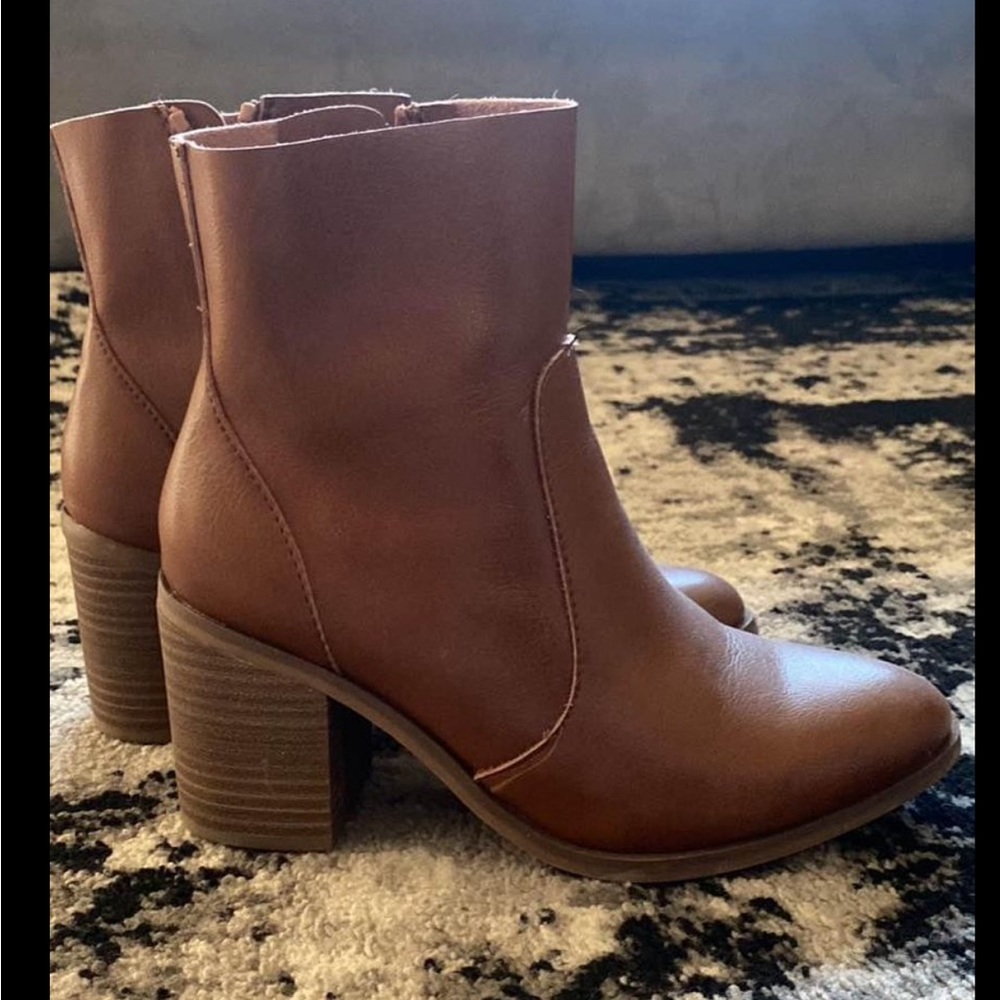 Universal thread Cleo ankle booties